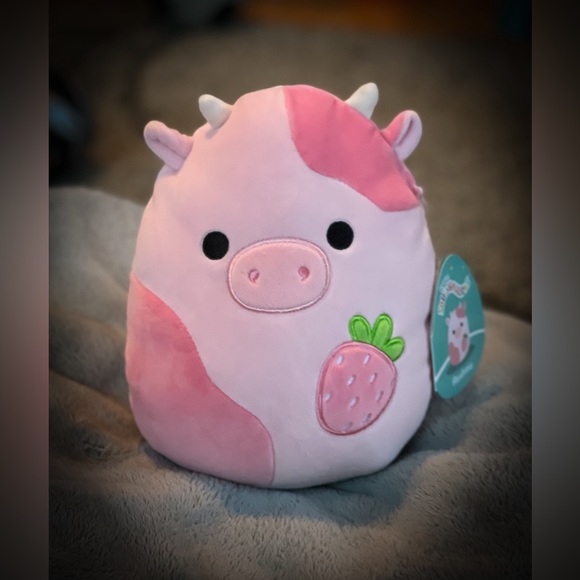 🐮 NWT’s 8 inch Strawberry Reshma the Cow Squishmallow - Picture 1 of 5